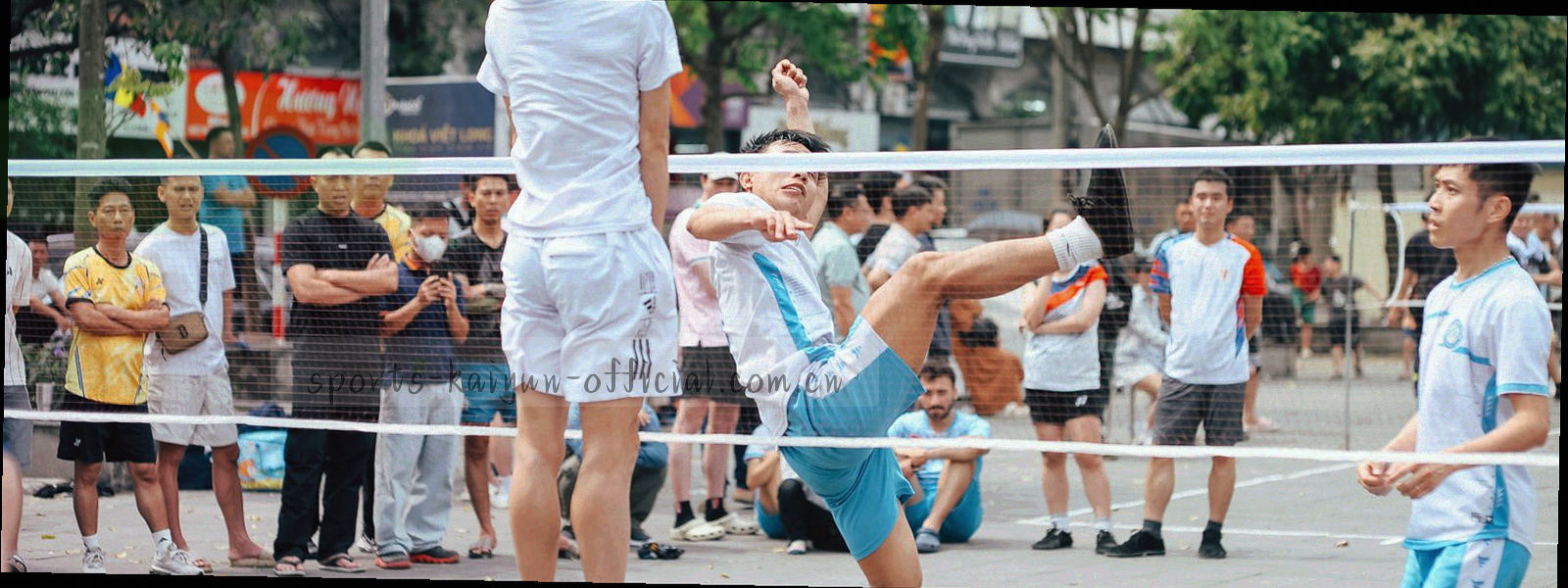 半透明数据层叠在深墨背景上的抽象纹理，暖沙金细线
